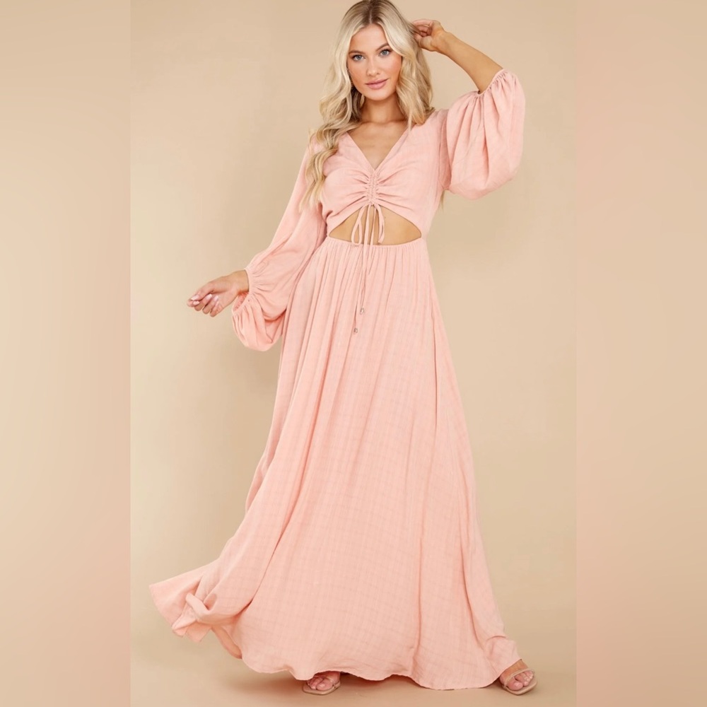NWT RED DRESS Going For This Peach Maxi Dress
AURA SIZE: Medium
